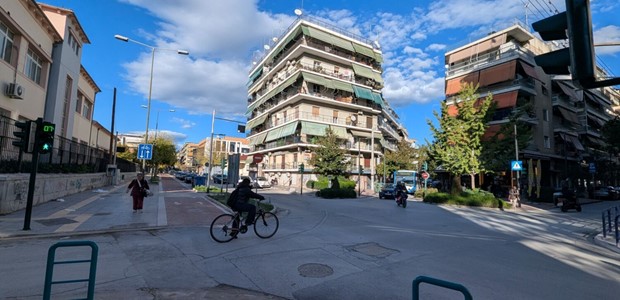 Τελειώνουν τα πεζοδρόμια στην Ανθίμου Γαζή